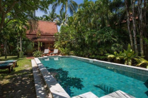 Amazing Beachfront 4 Bedroom Thai Islands Villa